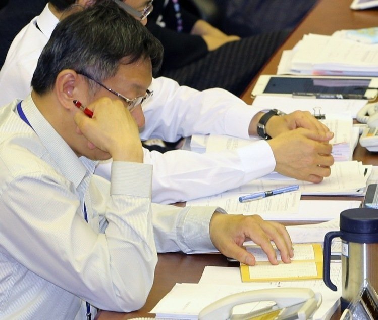 柯文哲議會質(zhì)詢遭狠批 讀完佛經(jīng)又讀《三民主義》 柯文哲議會質(zhì)詢遭狠批 讀完佛經(jīng)又讀《三民主義》