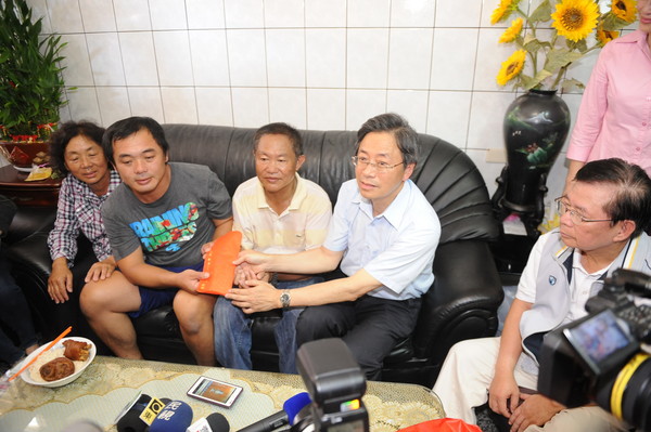 遭日本扣押臺灣漁船東圣吉16號船長返臺 遭日本扣押臺灣漁船東圣吉16號船長返臺