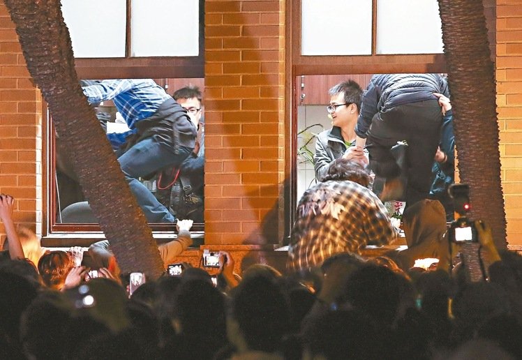 臺(tái)當(dāng)局撤告“太陽(yáng)花學(xué)運(yùn)” 基層警察痛批“是非不分” 臺(tái)當(dāng)局撤告“太陽(yáng)花學(xué)運(yùn)” 基層警察痛批“是非不分”