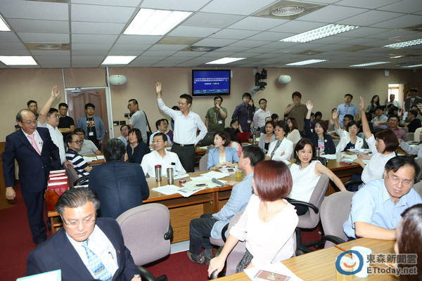 “藍(lán)委”退席“促轉(zhuǎn)條例”審查會 斥綠營多數(shù)暴力 “藍(lán)委”退席“促轉(zhuǎn)條例”審查會 斥綠營多數(shù)暴力