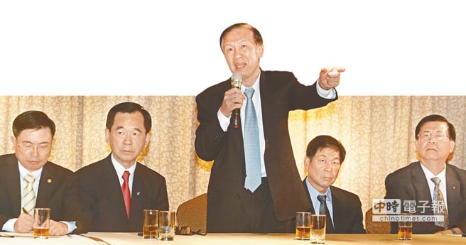 臺當(dāng)局擬提高加班費惹怒服務(wù)業(yè) 業(yè)者揚言上街抗議 臺當(dāng)局擬提高加班費惹怒服務(wù)業(yè) 業(yè)者揚言上街抗議