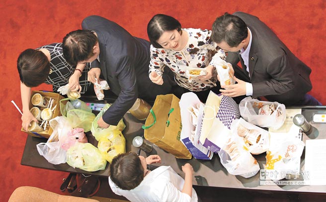 國(guó)民黨在“立法院”上演表決大戰(zhàn) 擋下黨產(chǎn)條例 國(guó)民黨在“立法院”上演表決大戰(zhàn) 擋下黨產(chǎn)條例