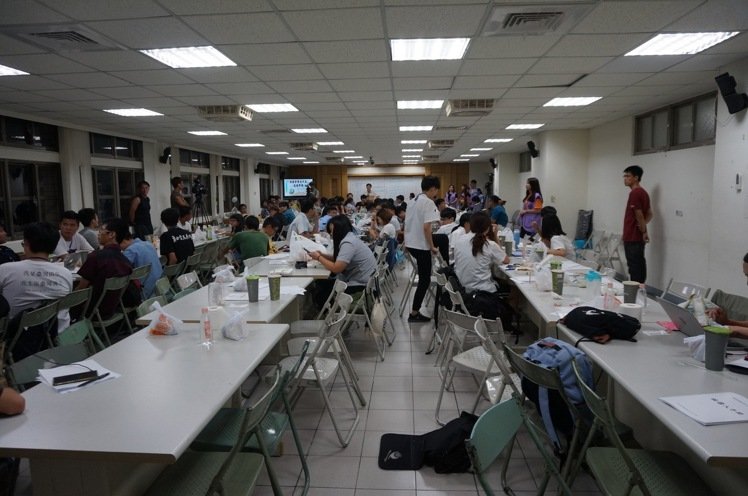 臺灣學(xué)生審課綱起內(nèi)訌 討論一天無結(jié)果(圖) 臺灣學(xué)生審課綱起內(nèi)訌 討論一天無結(jié)果(圖)