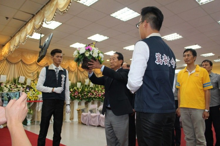 宋楚瑜為陸客團(tuán)罹難者拈香 稱遺憾又慚愧 宋楚瑜為陸客團(tuán)罹難者拈香 稱遺憾又慚愧