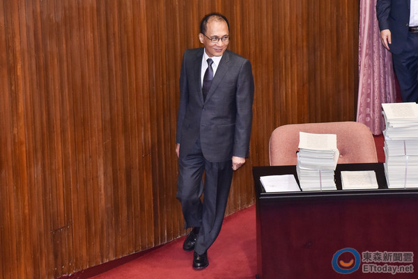 臺(tái)當(dāng)局又現(xiàn)政策急轉(zhuǎn)彎 “7休1”新制上路前夕喊卡 臺(tái)當(dāng)局又現(xiàn)政策急轉(zhuǎn)彎 “7休1”新制上路前夕喊卡