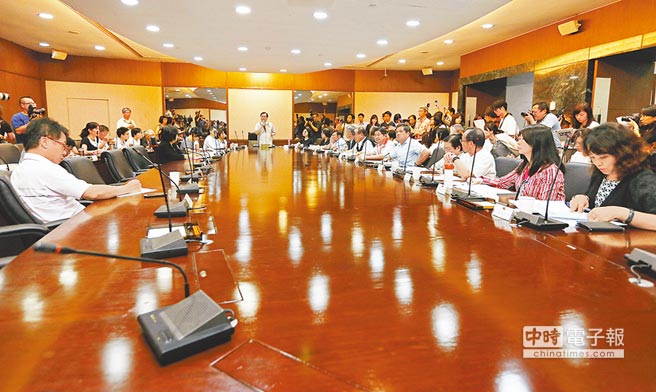 ���ڄ�(d��ng)����8�����_(k��i)�������Y���h��(hu��)�h���Y������ֻ���_(t��i)���̘I(y��)����(hu��)���ؕ��L(zh��ng)����Ԫ������������I(y��)�^(q��)�S��(li��n)�Ͽ���(hu��)���������飨��һ�����ˣ��挦(du��)һ���ńڷ��������@����Щ��܊�^��(zh��n)