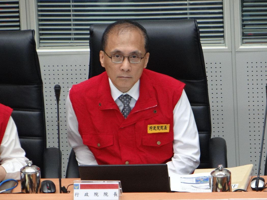 “行政院長”林全中午到“中央災(zāi)害應(yīng)變中心”聆聽報告 “行政院長”林全中午到“中央災(zāi)害應(yīng)變中心”聆聽報告