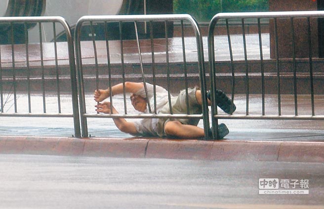 臺(tái)縣市放錯(cuò)假挨批怪"氣象局" 臺(tái)媒:父母官肩膀何在 臺(tái)縣市放錯(cuò)假挨批怪"氣象局" 臺(tái)媒:父母官肩膀何在