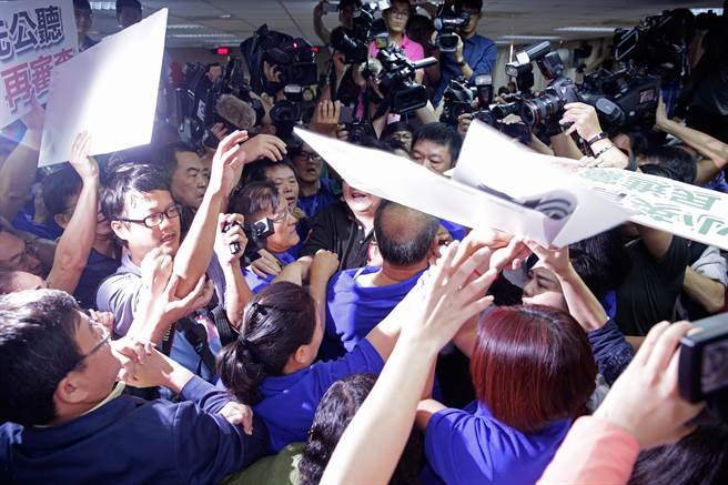 藍(lán)綠“立委”爆推擠沖突 藍(lán)綠“立委”爆推擠沖突