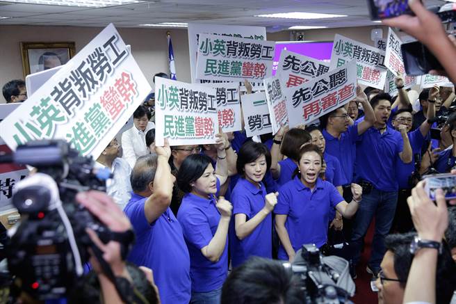 國(guó)民黨“立委”高喊“小英背叛勞工” 國(guó)民黨“立委”高喊“小英背叛勞工”