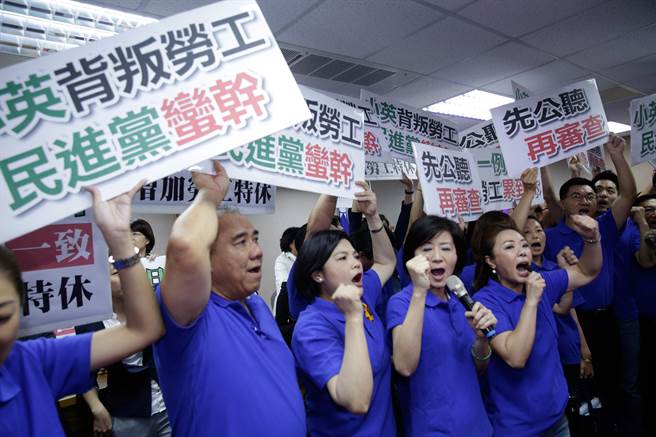 國(guó)民黨“立委”高喊“小英背叛勞工” 國(guó)民黨“立委”高喊“小英背叛勞工”