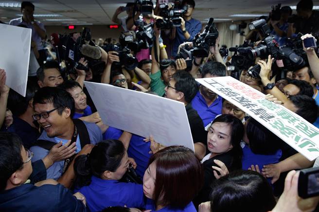 “立委”與媒體擠成一團(tuán) “立委”與媒體擠成一團(tuán)