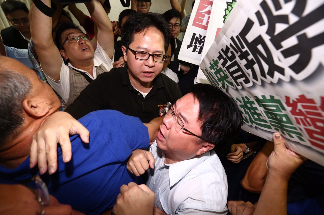 臺灣“立法院”衛(wèi)環(huán)委員會5日審查“一例一休”藍綠爆沖突 臺灣“立法院”衛(wèi)環(huán)委員會5日審查“一例一休”藍綠爆沖突