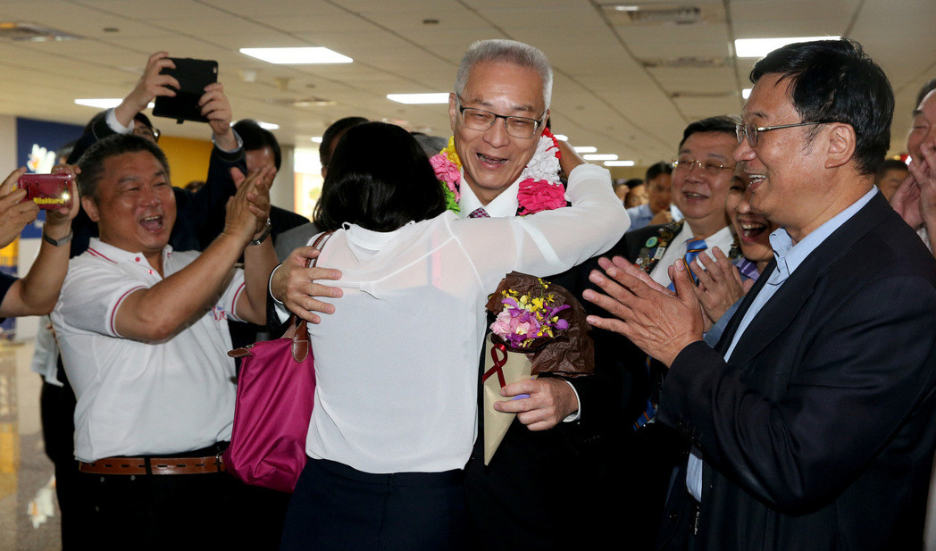 吳敦義喊話蔡英文:“九二共識(shí)”才可解兩岸僵局 吳敦義喊話蔡英文:“九二共識(shí)”才可解兩岸僵局