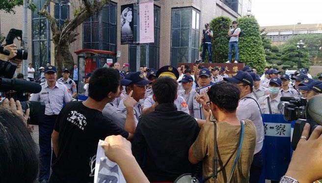 �顰һ��һ�ݡ��̈́h��7��ٵ��h�}���ڈF5�ո���Ӣ��ס�����h������Ӣ�Ķ��x�顰Ó���О顱