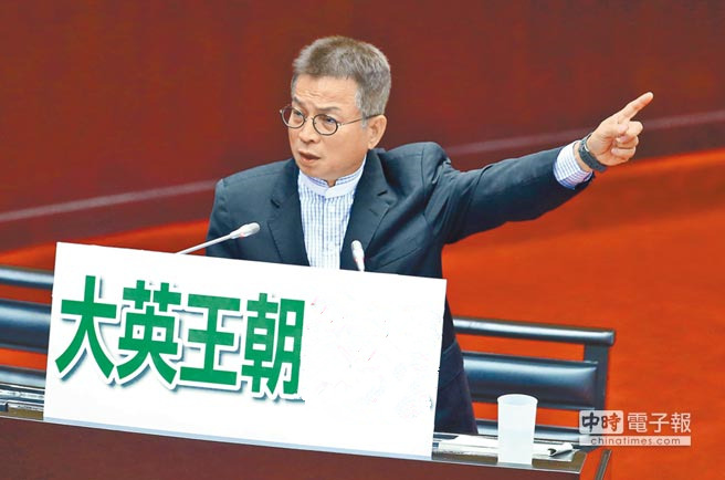 ��(gu��)���hŭ����Ӣ�ę�(qu��n)��һ��ץ���_(t��i)���硰��Ӣ������