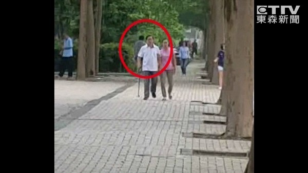 陳水扁散步照造假? 臺攤販曬影片:他跟正常人一樣 陳水扁散步照造假? 臺攤販曬影片:他跟正常人一樣