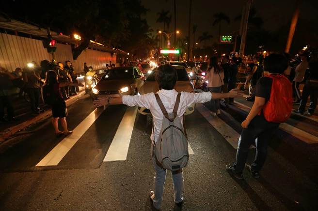 Ⱥ���������܇���c����ɽ��·�������{�?c��)˲��M���F(xi��n)����������