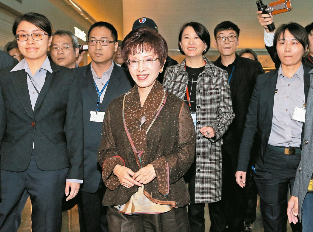 洪秀柱昨晚抵達(dá)南京 定位此行為“和平之旅”(圖) 洪秀柱昨晚抵達(dá)南京 定位此行為“和平之旅”(圖)