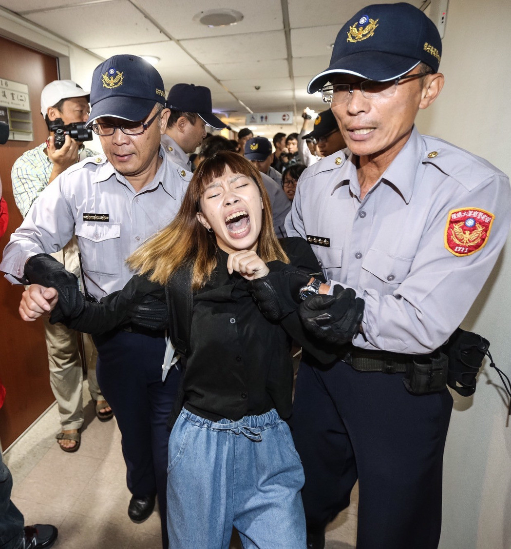 拒砍7天假 臺(tái)青年占領(lǐng)柯建銘辦公室(圖) 拒砍7天假 臺(tái)青年占領(lǐng)柯建銘辦公室(圖)