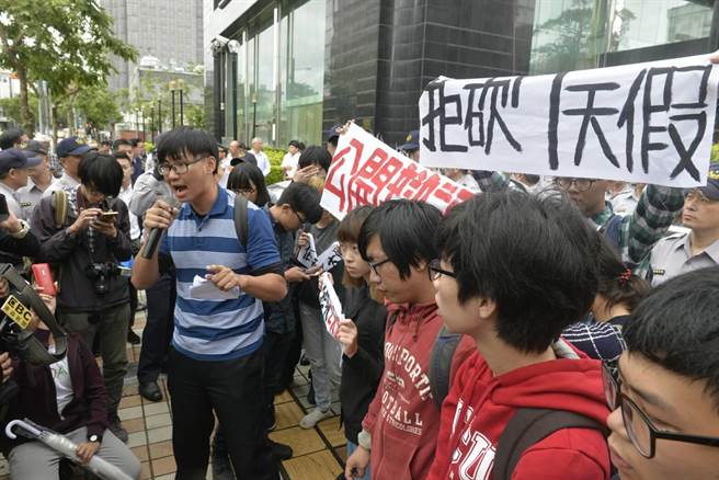 綠營譴責學(xué)生闖“立院” 藍批:“太陽花”時怎不講 綠營譴責學(xué)生闖“立院” 藍批:“太陽花”時怎不講