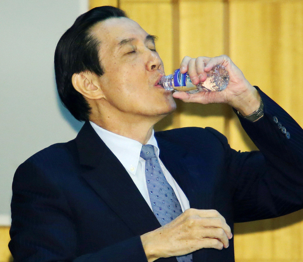 馬英九東吳大學(xué)開(kāi)課論“南海仲裁” 當(dāng)場(chǎng)豪飲太平水 馬英九東吳大學(xué)開(kāi)課論“南海仲裁” 當(dāng)場(chǎng)豪飲太平水