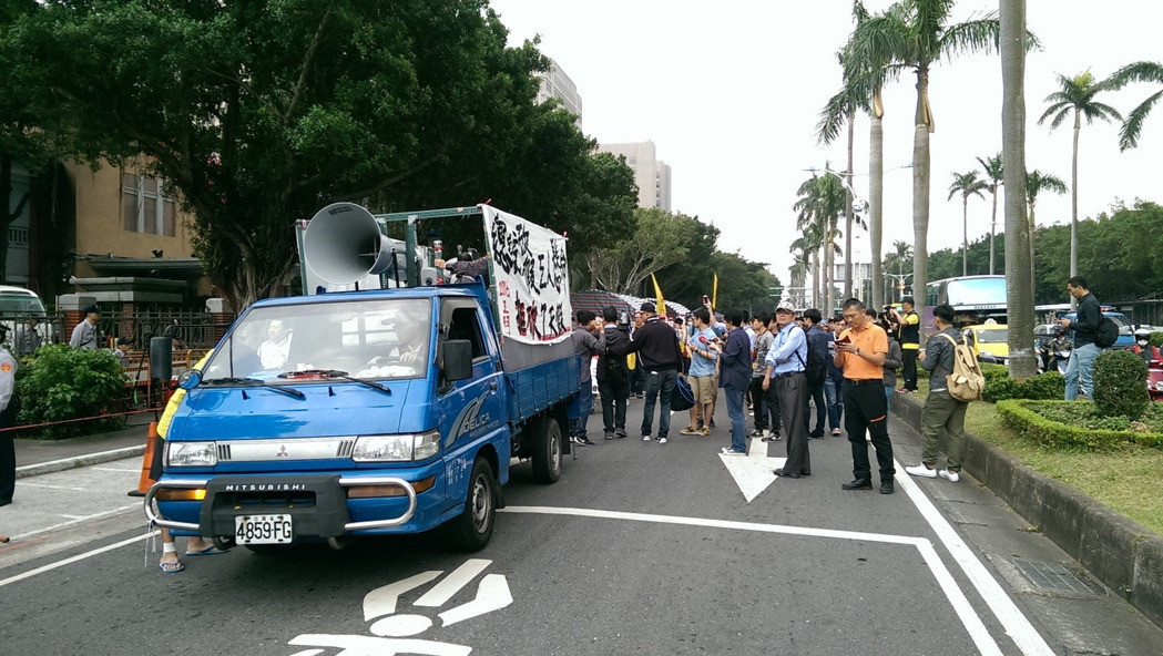 臺(tái)勞團(tuán)絕食進(jìn)入第90小時(shí) 斥民進(jìn)黨得到權(quán)力就忘記勞工 臺(tái)勞團(tuán)絕食進(jìn)入第90小時(shí) 斥民進(jìn)黨得到權(quán)力就忘記勞工