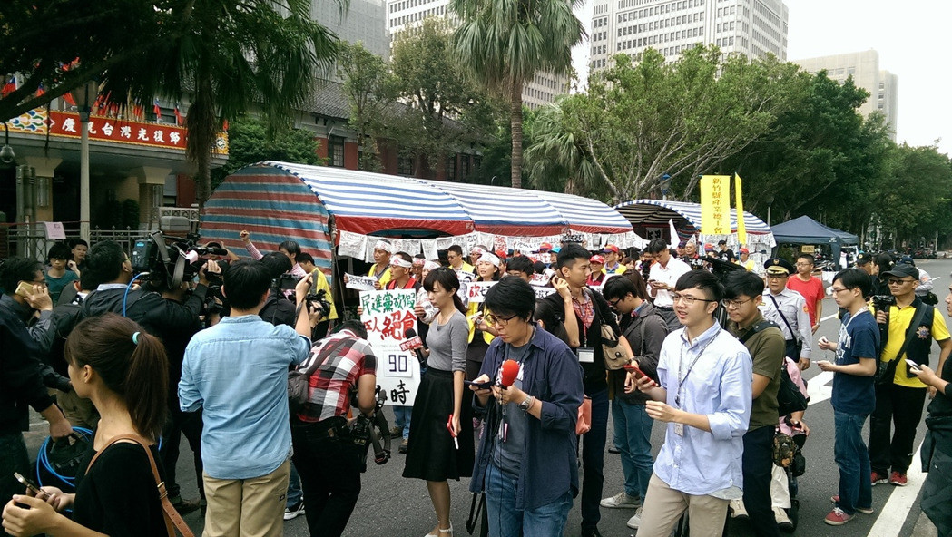 臺(tái)勞團(tuán)絕食進(jìn)入第90小時(shí) 斥民進(jìn)黨得到權(quán)力就忘記勞工 臺(tái)勞團(tuán)絕食進(jìn)入第90小時(shí) 斥民進(jìn)黨得到權(quán)力就忘記勞工