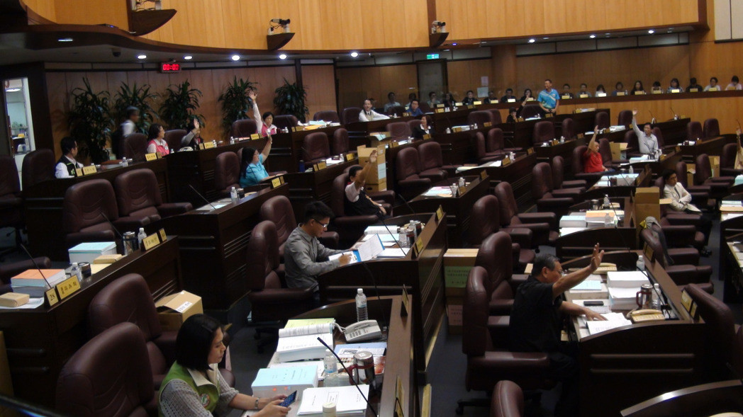 國民黨趁民進(jìn)黨人未到齊 桃園議會秒刪5400萬預(yù)算 國民黨趁民進(jìn)黨人未到齊 桃園議會秒刪5400萬預(yù)算