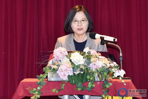 �̮�(d��ng)�ּ�����˞�(z��i)ʳƷ ���㣺��Ӣ���ǵتz��(l��i)��Ů��