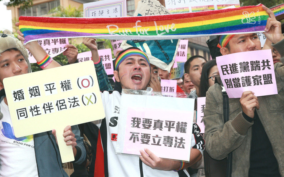 數(shù)千挺同團(tuán)體包圍“立法院” 要蔡英文落實(shí)選前承諾 數(shù)千挺同團(tuán)體包圍“立法院” 要蔡英文落實(shí)選前承諾