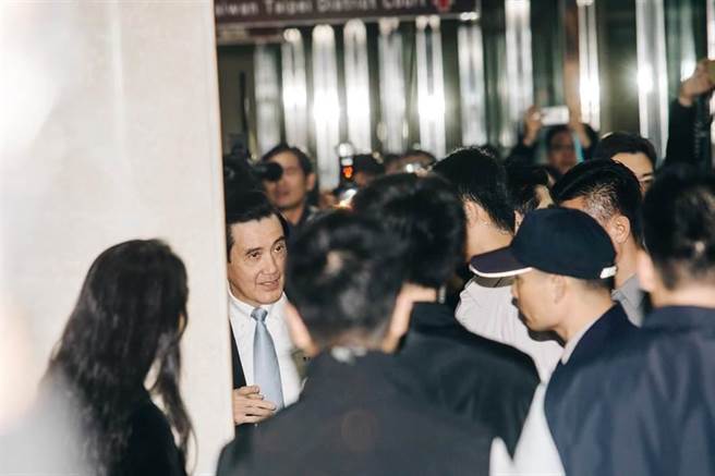 臺(tái)北地檢署因泄密案傳喚馬英九 民眾高喊加油 臺(tái)北地檢署因泄密案傳喚馬英九 民眾高喊加油