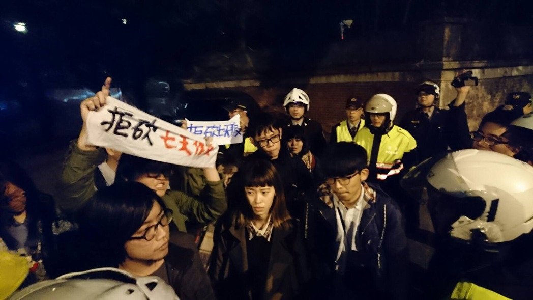 10多名勞團(tuán)成員突襲蔡英文官邸 10多名勞團(tuán)成員突襲蔡英文官邸