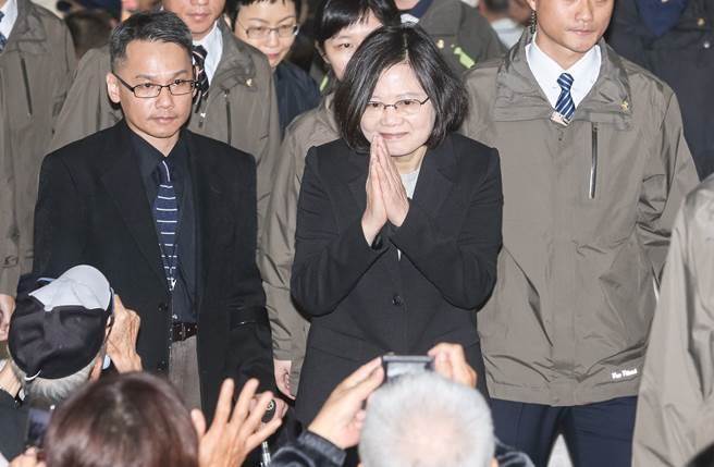 臺媒:“拗”字成蔡英文當局年度代表字 臺媒:“拗”字成蔡英文當局年度代表字