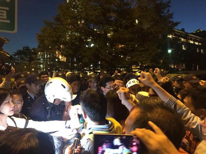 臺灣陳情群眾闖進蔡辦 蔡英文走后門離開 臺灣陳情群眾闖進蔡辦 蔡英文走后門離開