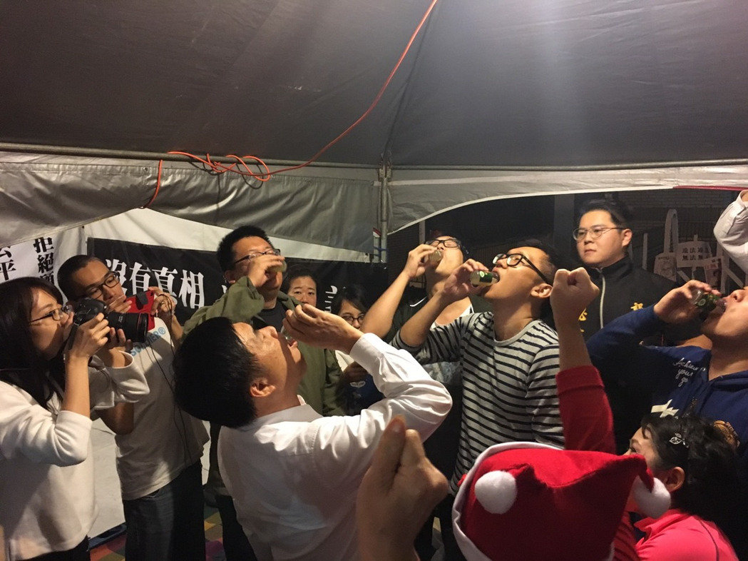 郝龍斌探視靜坐黨工:司改應先改顧立雄這種法律人 郝龍斌探視靜坐黨工:司改應先改顧立雄這種法律人