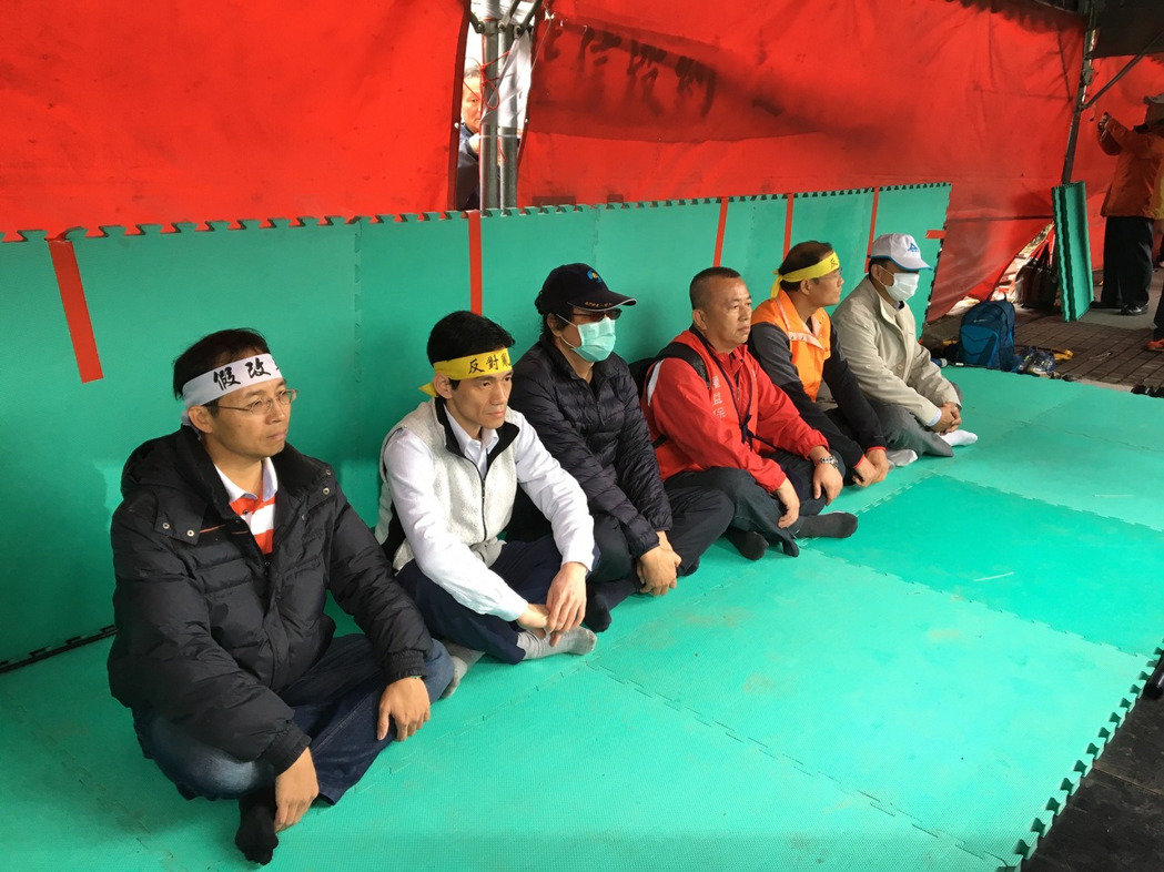 軍公教絕食反年金改革 沈富雄:蔡英文民調(diào)還會(huì)探底 軍公教絕食反年金改革 沈富雄:蔡英文民調(diào)還會(huì)探底