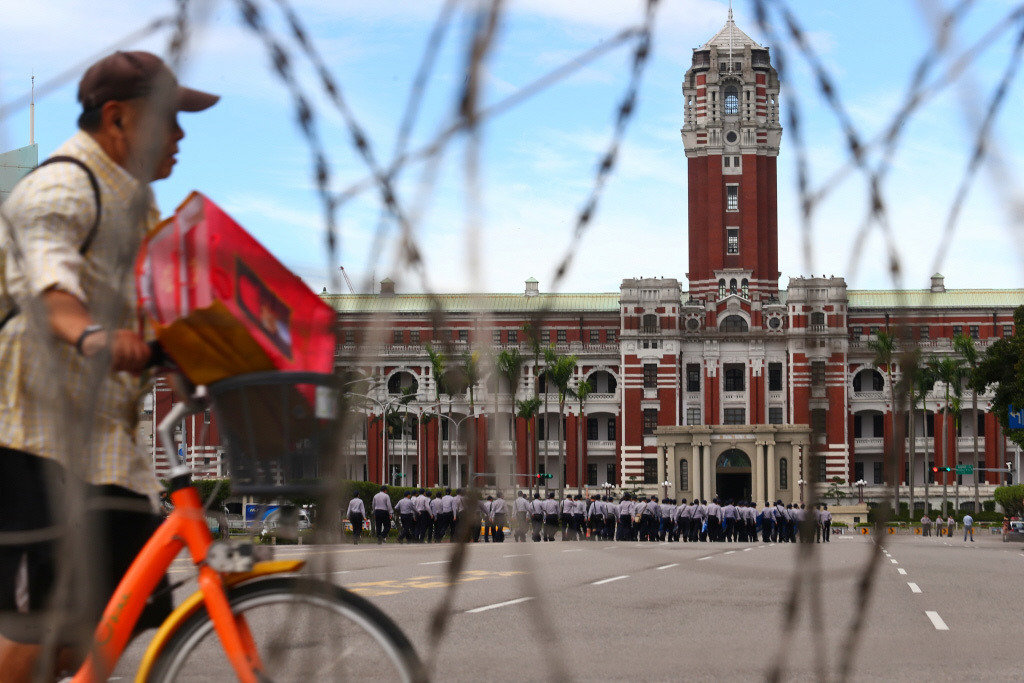 臺(tái)媒質(zhì)問蔡英文:年改會(huì)議躲到自己辦公室在怕什么 臺(tái)媒質(zhì)問蔡英文:年改會(huì)議躲到自己辦公室在怕什么