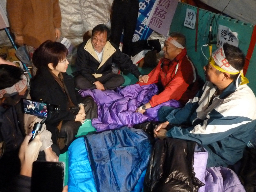 國(guó)民黨主席洪秀柱晚間探視正在“立院”前絕食抗議年金改革措施的軍公教團(tuán)體 國(guó)民黨主席洪秀柱晚間探視正在“立院”前絕食抗議年金改革措施的軍公教團(tuán)體