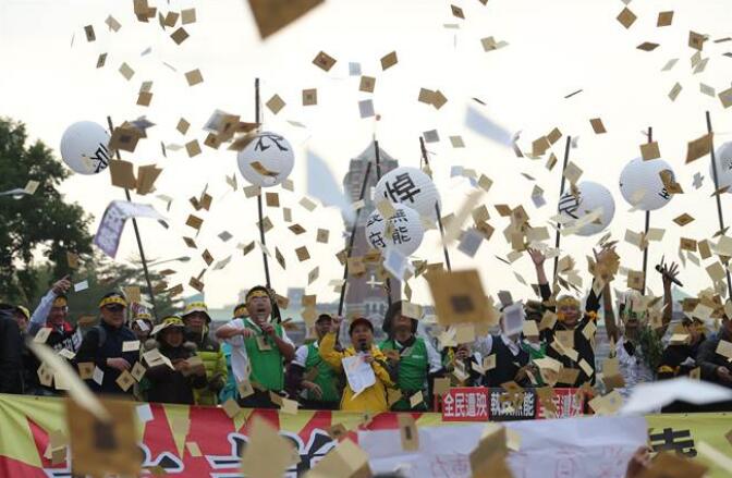 臺(tái)灣官員炮轟蔡英文“年改”太狠毒 只準(zhǔn)流血不聽(tīng)呼痛 臺(tái)灣官員炮轟蔡英文“年改”太狠毒 只準(zhǔn)流血不聽(tīng)呼痛