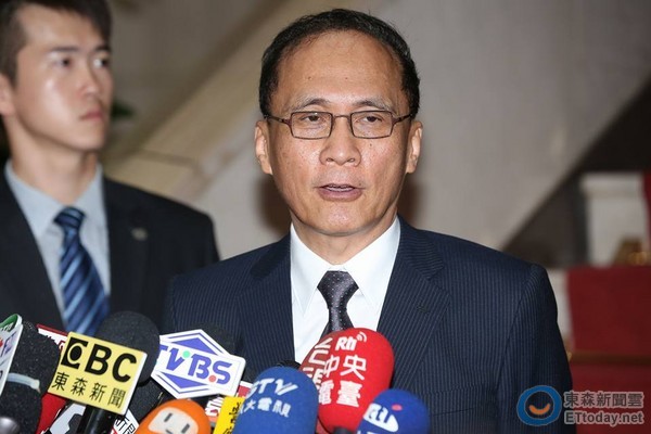 臺當局“行政院長”林全車隊遭遇車禍 肇事駕駛受傷 臺當局“行政院長”林全車隊遭遇車禍 肇事駕駛受傷