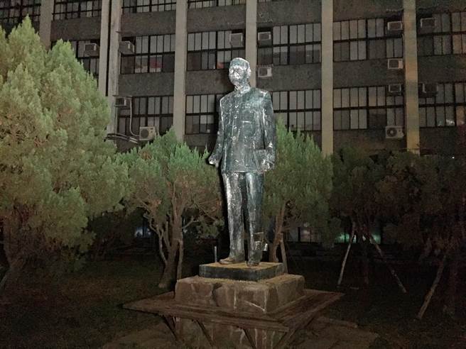 臺灣輔仁大學(xué)學(xué)生拆蔣介石銅像遭警方逮回(圖) 臺灣輔仁大學(xué)學(xué)生拆蔣介石銅像遭警方逮回(圖)