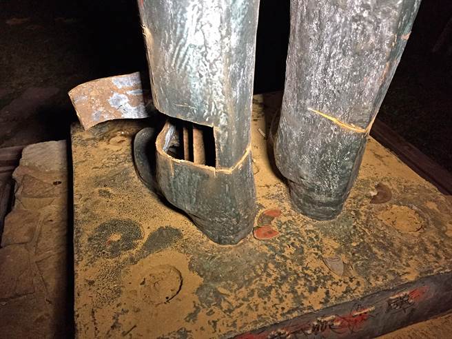 臺灣輔仁大學(xué)學(xué)生拆蔣介石銅像遭警方逮回(圖) 臺灣輔仁大學(xué)學(xué)生拆蔣介石銅像遭警方逮回(圖)