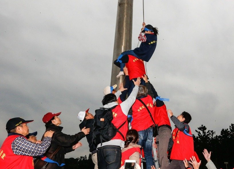 "臺獨"勢力拆蔣介石銅像受阻 氣得焚燒旗幟罵蔡英文 "臺獨"勢力拆蔣介石銅像受阻 氣得焚燒旗幟罵蔡英文