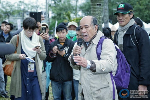 蔡英文出席活動(dòng)遭"獨(dú)派"燒布條抗議 嗆其"半調(diào)子" 蔡英文出席活動(dòng)遭"獨(dú)派"燒布條抗議 嗆其"半調(diào)子"