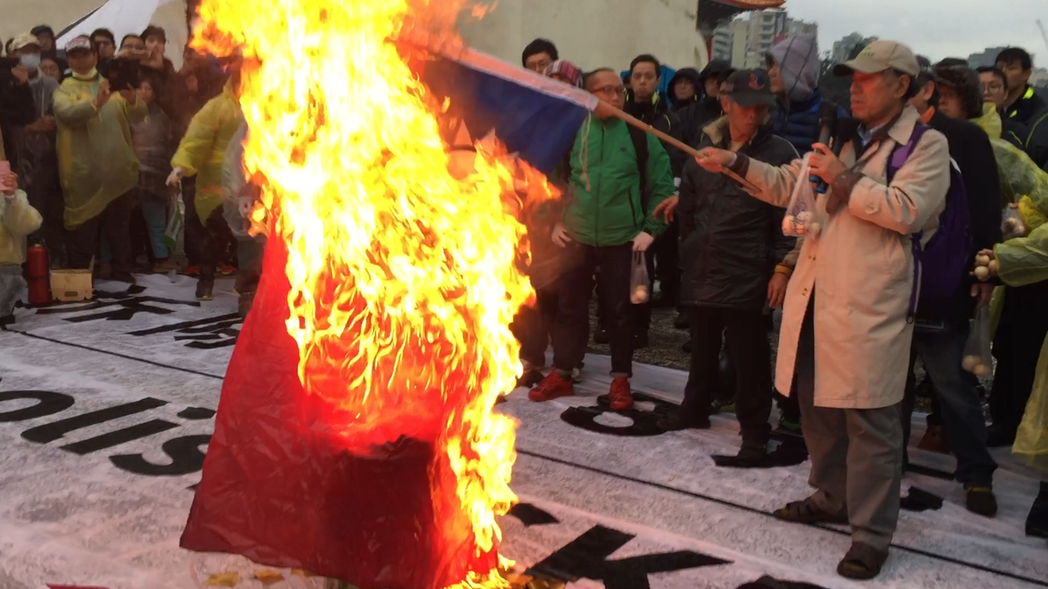 "獨(dú)派"大鬧中正紀(jì)念堂涉妨害公務(wù) 警方強(qiáng)調(diào)將偵辦 "獨(dú)派"大鬧中正紀(jì)念堂涉妨害公務(wù) 警方強(qiáng)調(diào)將偵辦