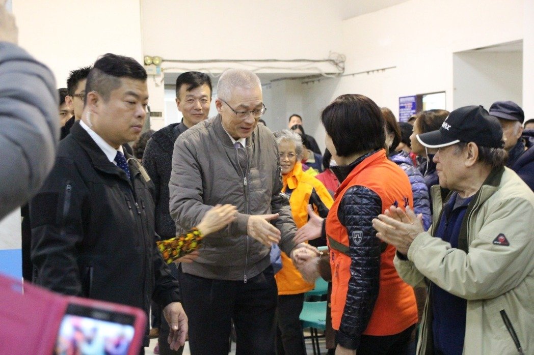 吳敦義桃園拜票 強(qiáng)調(diào)身為40年忠貞黨員從未變節(jié) 吳敦義桃園拜票 強(qiáng)調(diào)身為40年忠貞黨員從未變節(jié)