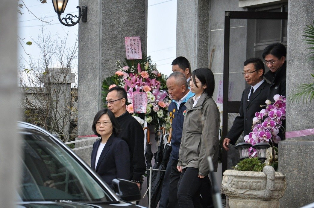 蔡英文前往李元簇老宅致哀 帶大批隨從僅停留5分鐘 蔡英文前往李元簇老宅致哀 帶大批隨從僅停留5分鐘