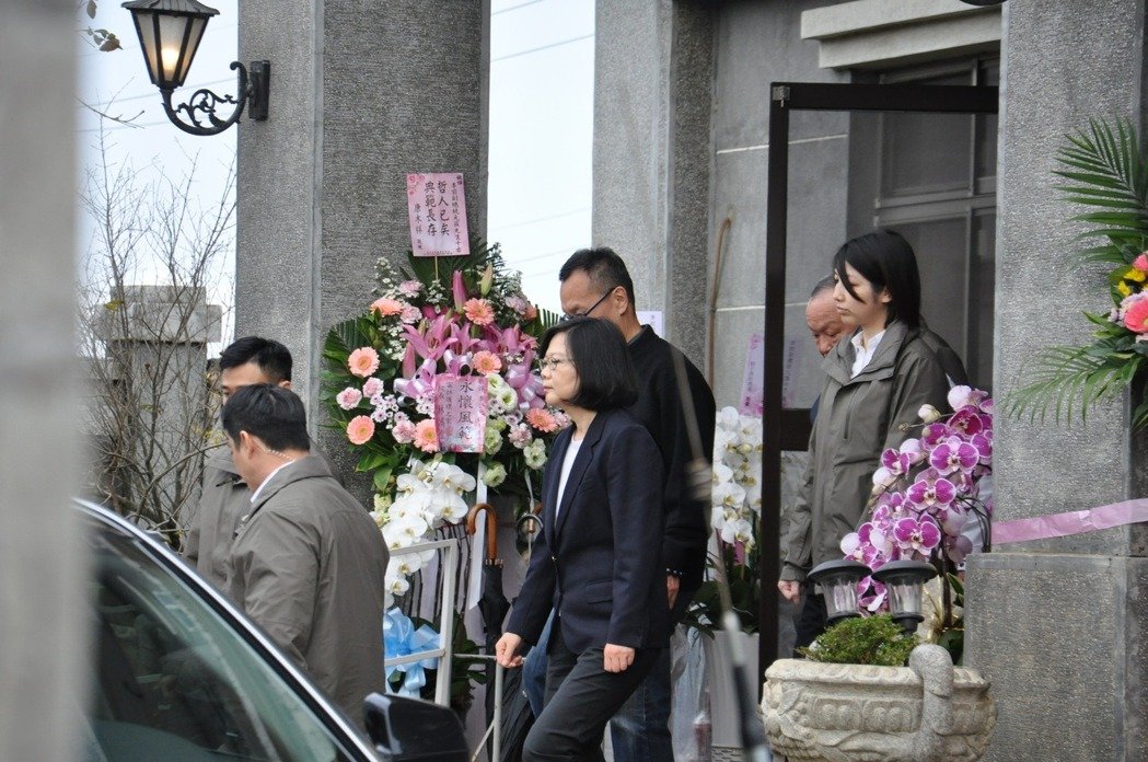 蔡英文前往李元簇老宅致哀 帶大批隨從僅停留5分鐘 蔡英文前往李元簇老宅致哀 帶大批隨從僅停留5分鐘