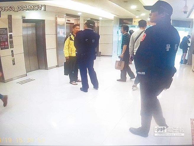 臺官員遭警員臨檢拒絕配合 網(wǎng)友酸:有民進(jìn)黨證了不起 臺官員遭警員臨檢拒絕配合 網(wǎng)友酸:有民進(jìn)黨證了不起